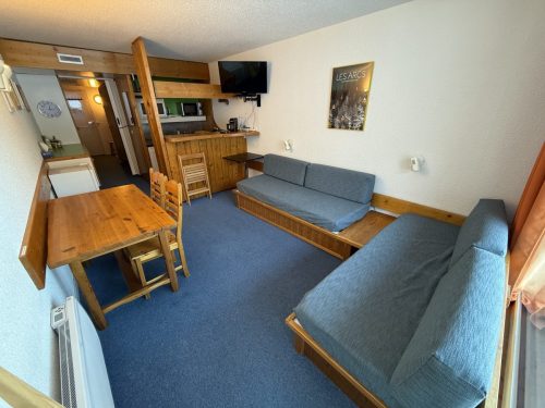 séjour vu bar, cuisine