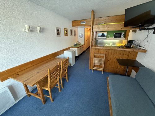 séjour vu bar, cuisine